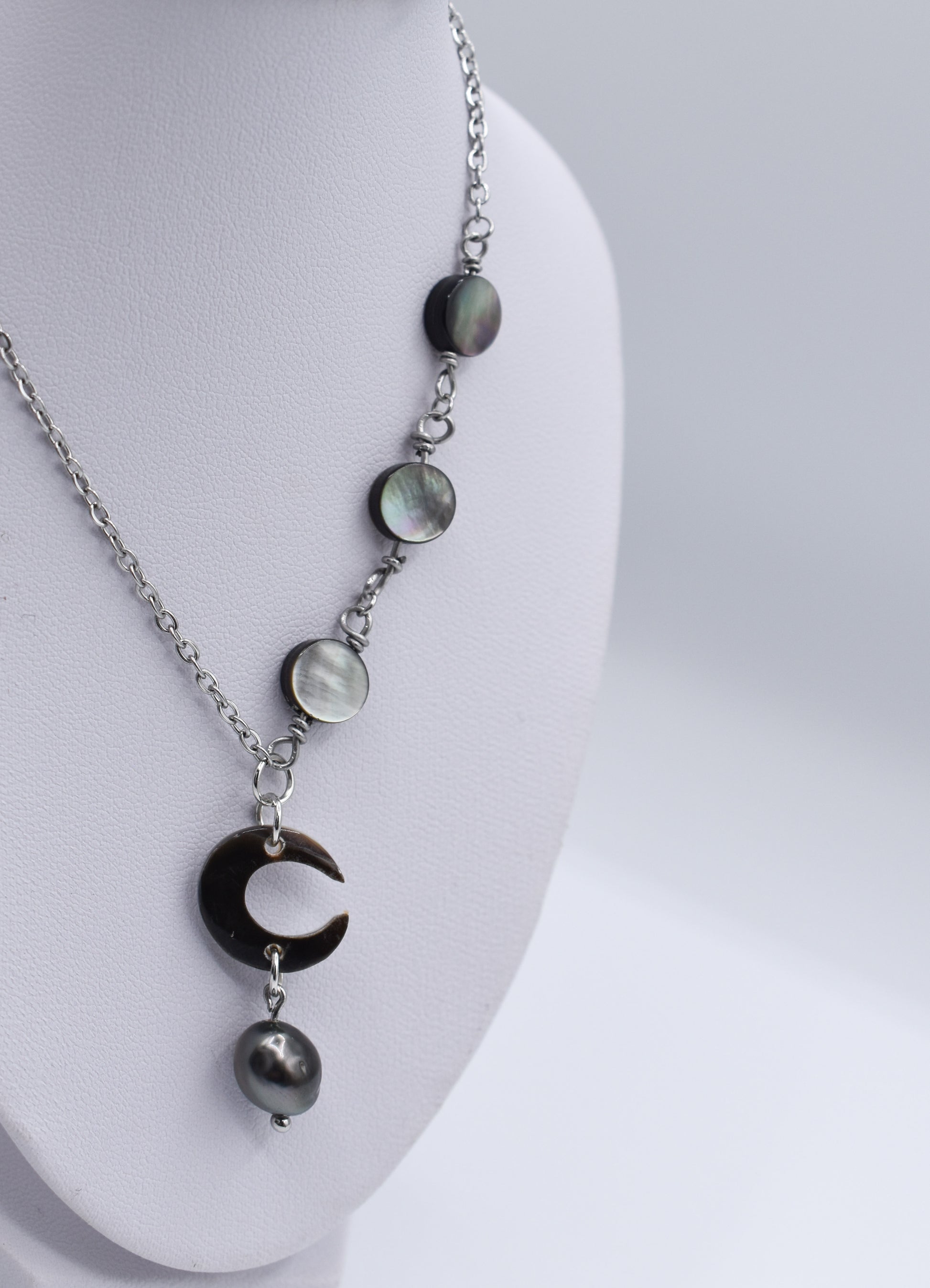 COLLIER VINTAGE EN PERLES NOIRES NACRE ET ORS - 50 cm - 61 g COLLIER VINTAGE EN PERLES NOIRES NACRE ET ORS - 50 cm - 61 g